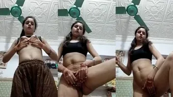 Pakistani MMS Of Sexy Bhabhi Spreads Her Pussy